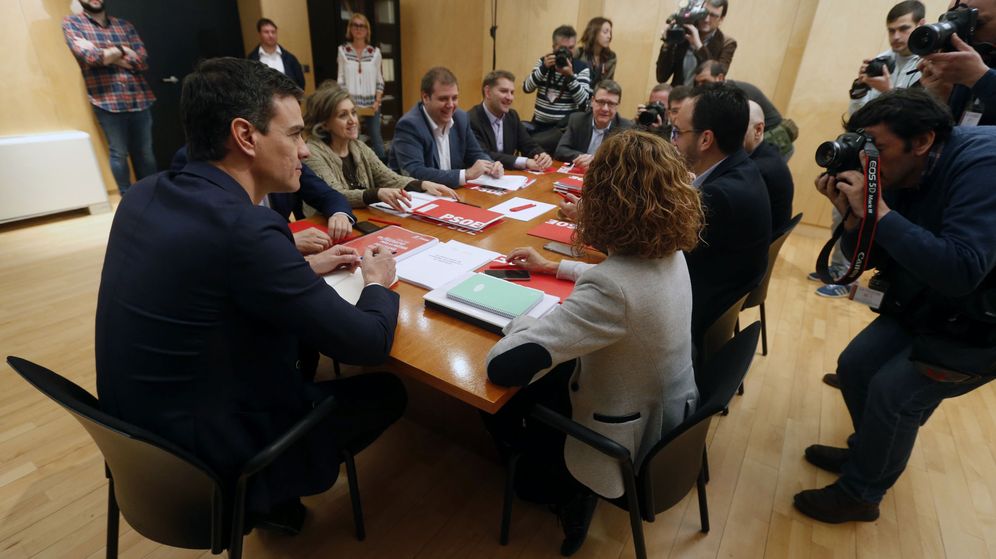 Foto: Pedro Sánchez, con su equipo negociador y el secretario de Organización, César Luena, el pasado 8 de abril en el Congreso. (EFE)