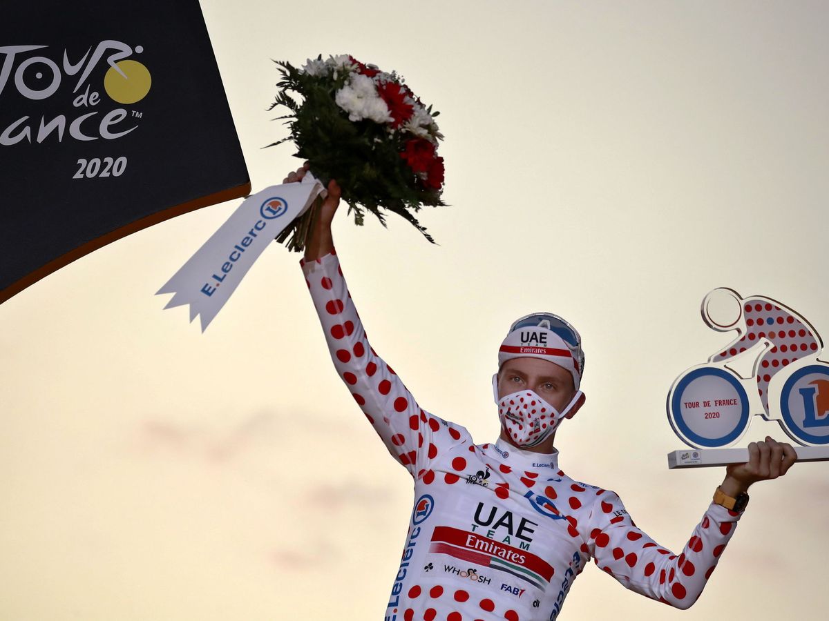 Foto: El gran triunfador del Tour de Francia, Pogačar, celebra la victoria. (EFE)