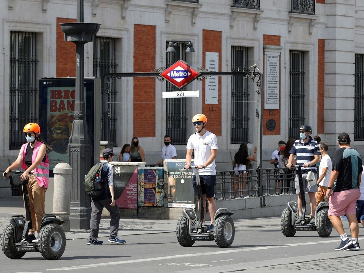 Foto: Turistas en la Puerta del Sol de Madrid. (EFE / J. J. Guillén)