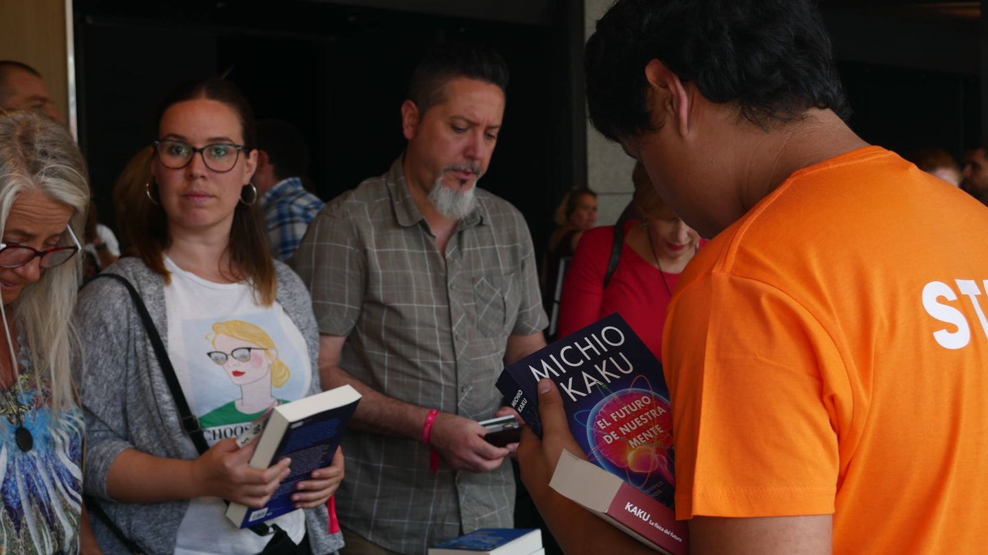 Asistentes al congreso adquiriendo los libros de Michio Kaku. Foto: Nacho Amela 