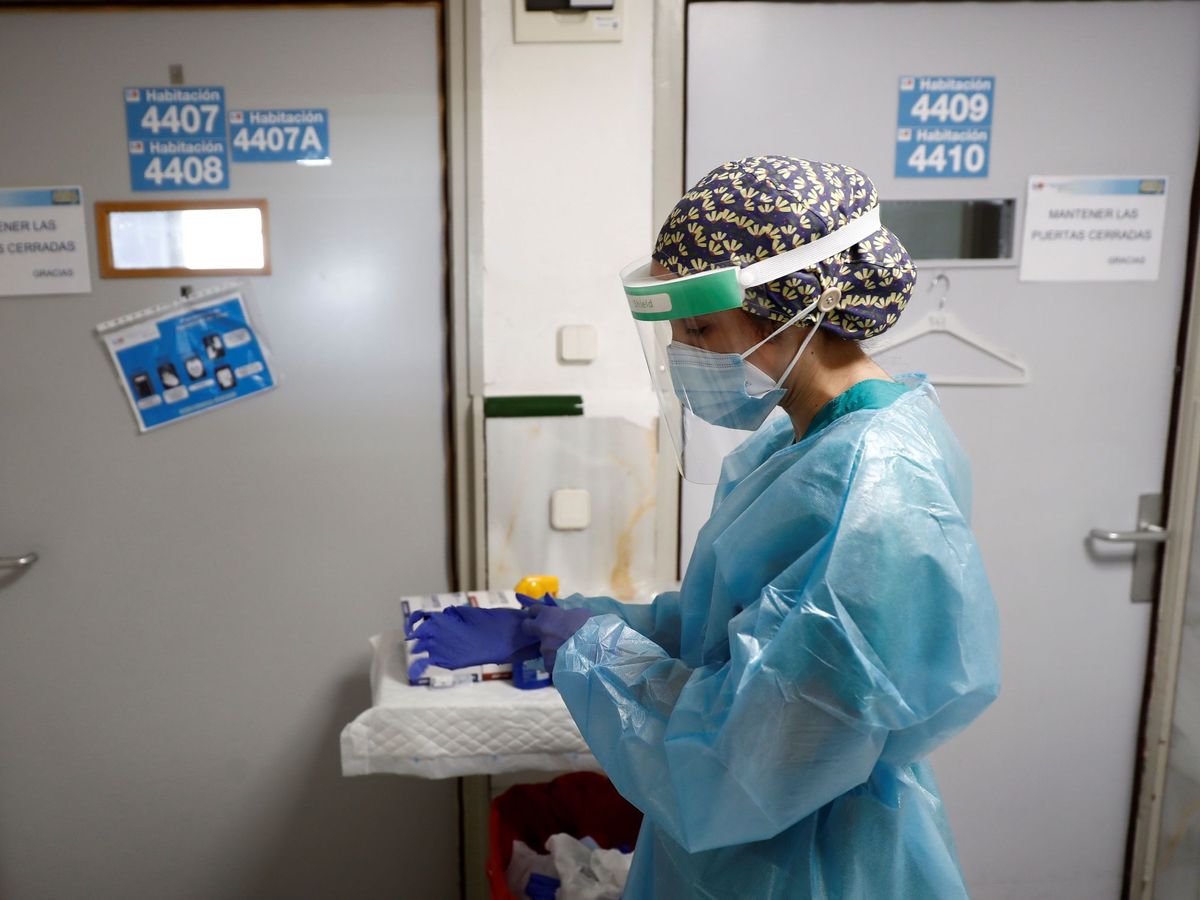 Foto: Una sanitaria en una de las tres unidades de hospitalización con pacientes con covid en el Hospital Gregorio Marañón de Madrid. Foto: Efe