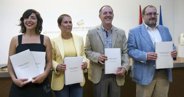Foto: Los responsables de Geroa Bai, EH Bildu, Podemos e Izquierda Ezkerra, Uxue Barkos (2i), Adolfo Araiz (2d), Laura Pérez y José Miguel Nuin, respectivamente, durante la firma del acuerdo de gobierno de Navarra. (EFE)