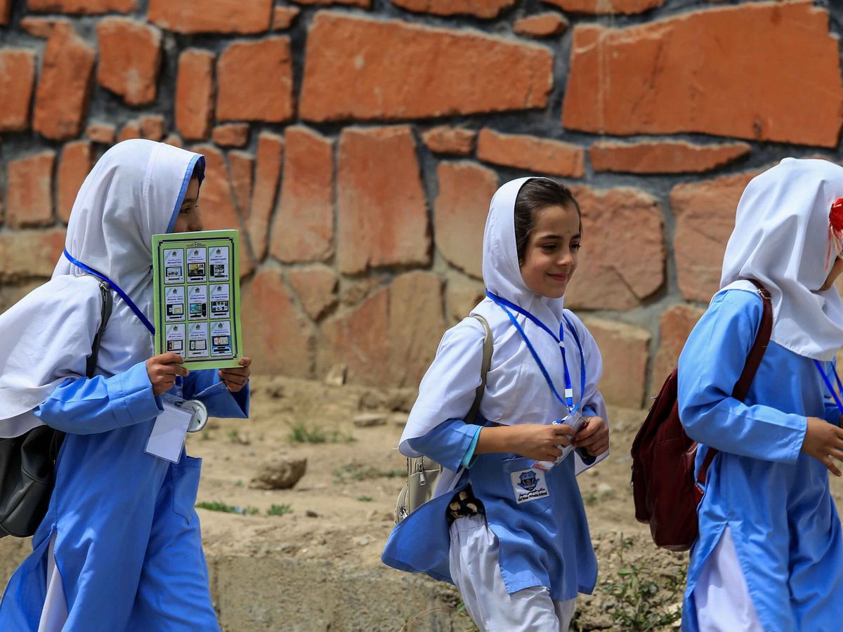 Foto: Niñas asisten a la escuela en Kabul. (EFE)