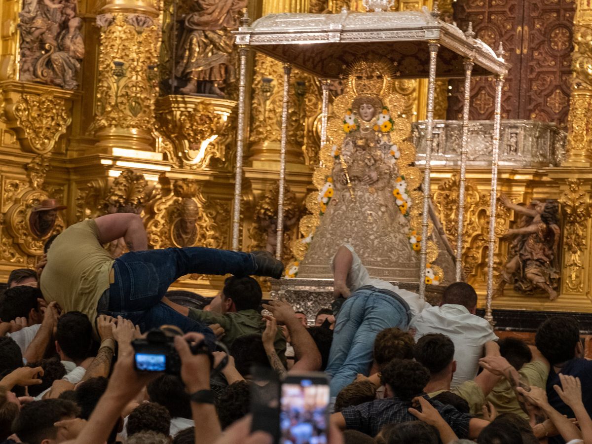 Foto: Procesión de la Virgen del Rocío en Huelva. (EFE/Julián Pérez)