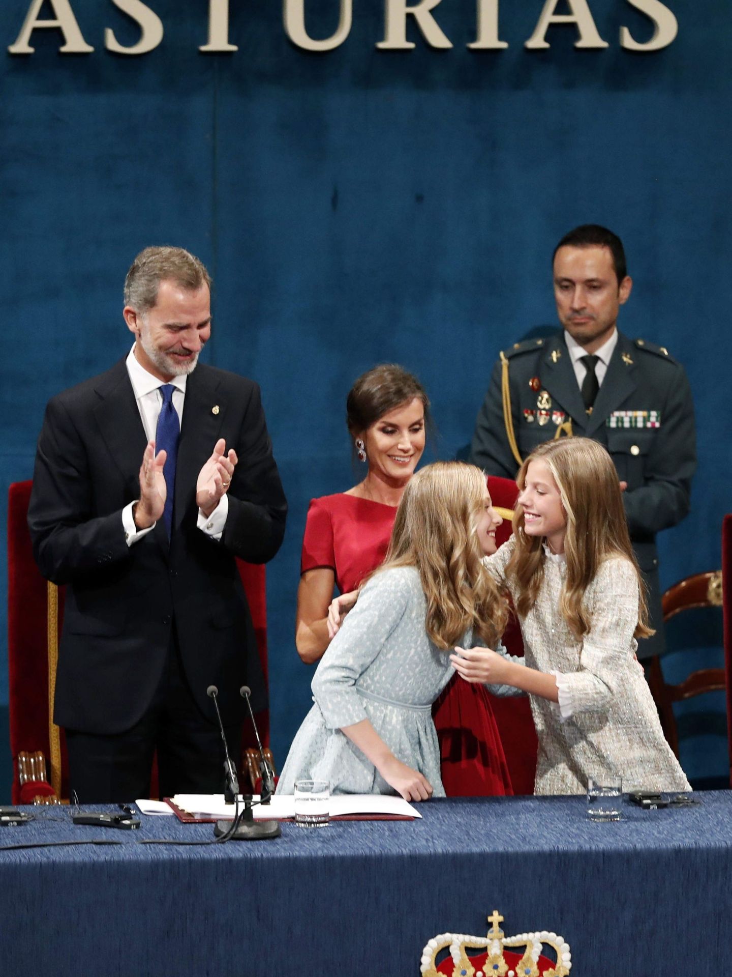 La infanta Sofía besa a su hermana tras su discurso en la ceremonia de entrega de los Premios Princesa de Asturias 2019. (EFE/José Luis Cereijido)