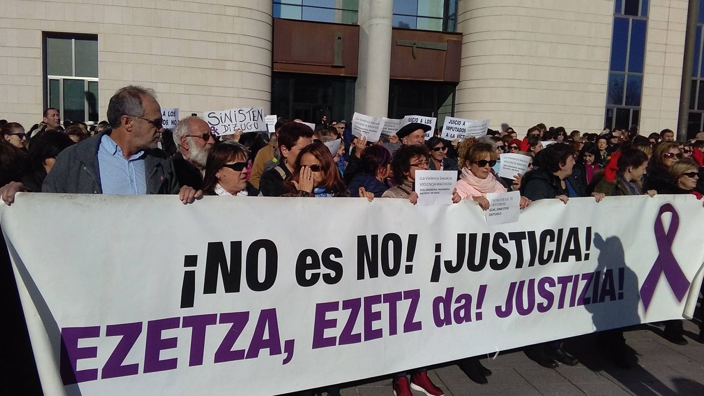Numerosas personas se concentran ante el Tribunal de Justicia de Navarra en apoyo a la supuesta víctima. (EC)