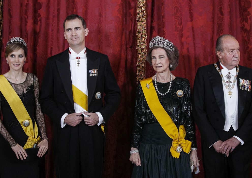 Foto: Los Príncipes de Asturias y los Reyes (EFE)