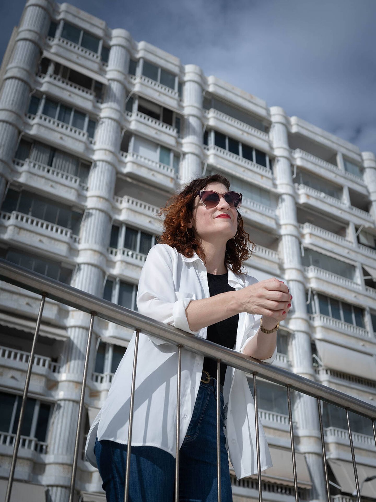 Elisa Ferrer, delante del edificio Veralux, que se construyó en el solar con el que Rafael estafó a los compradores. (Iván Giménez)