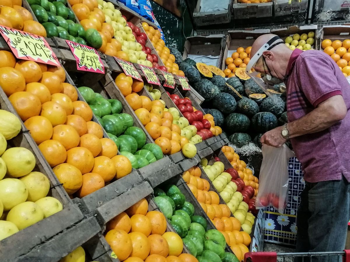 Foto: Frutas en un supermercado. (EFE/Juan Ignacio Roncoroni) 