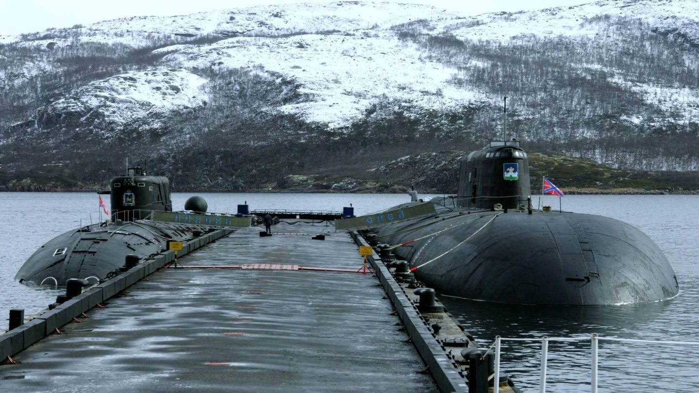 El submarino de la clase Sierra II Pskov (izquierda) y el submarino de clase Oscar II Orel.
