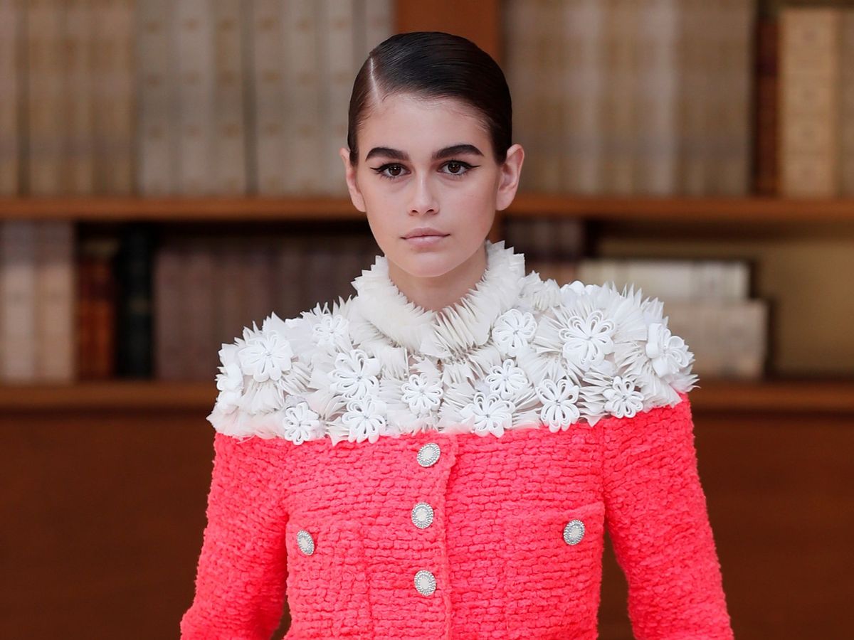 Foto: Kaia Gerber presenta una creación de la colección de alta costura otoño-invierno 2019/2020 de Chanel. (EFE)