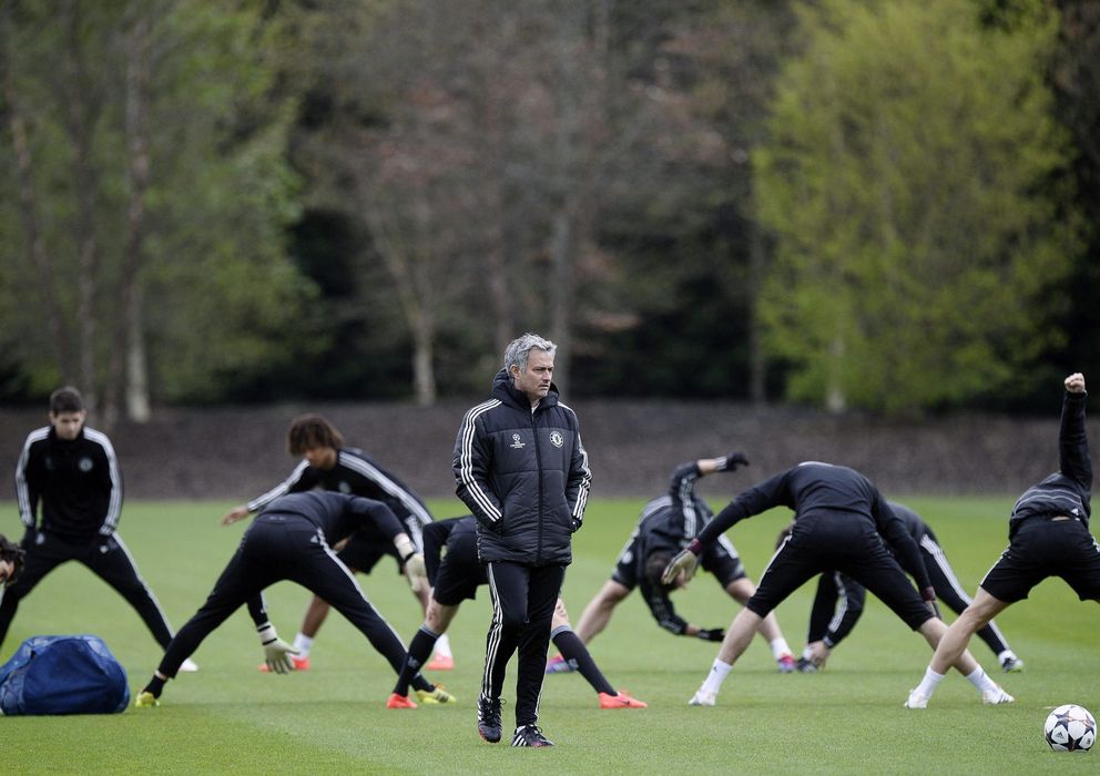 Foto: Mourinho, durante el entrenamiento previo a la vuelta de los cuartos de final que le enfrentan al PSG.
