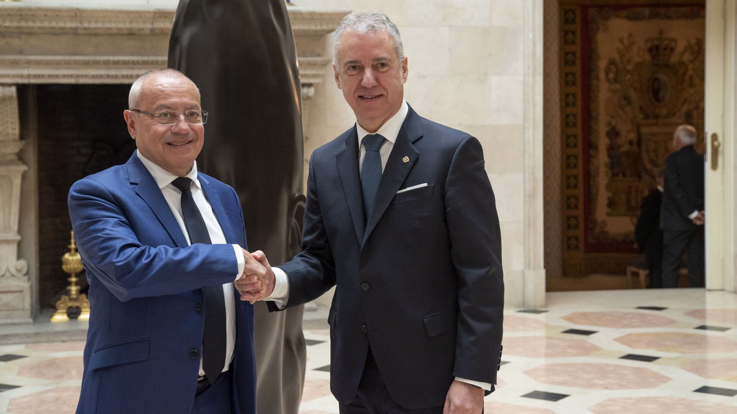 El 'lehendakari', Iñigo Urkullu (d), se reúne con el embajador de Francia en España, Jean-Michel Casa. (EFE/Irekia)
