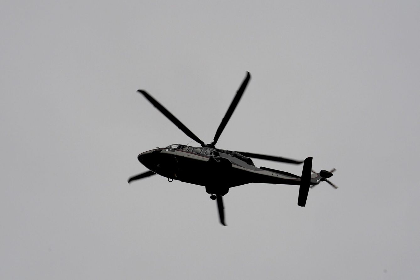 El helicóptero de Carlos III y Camila aterriza en Buckingham. (Europa Press)