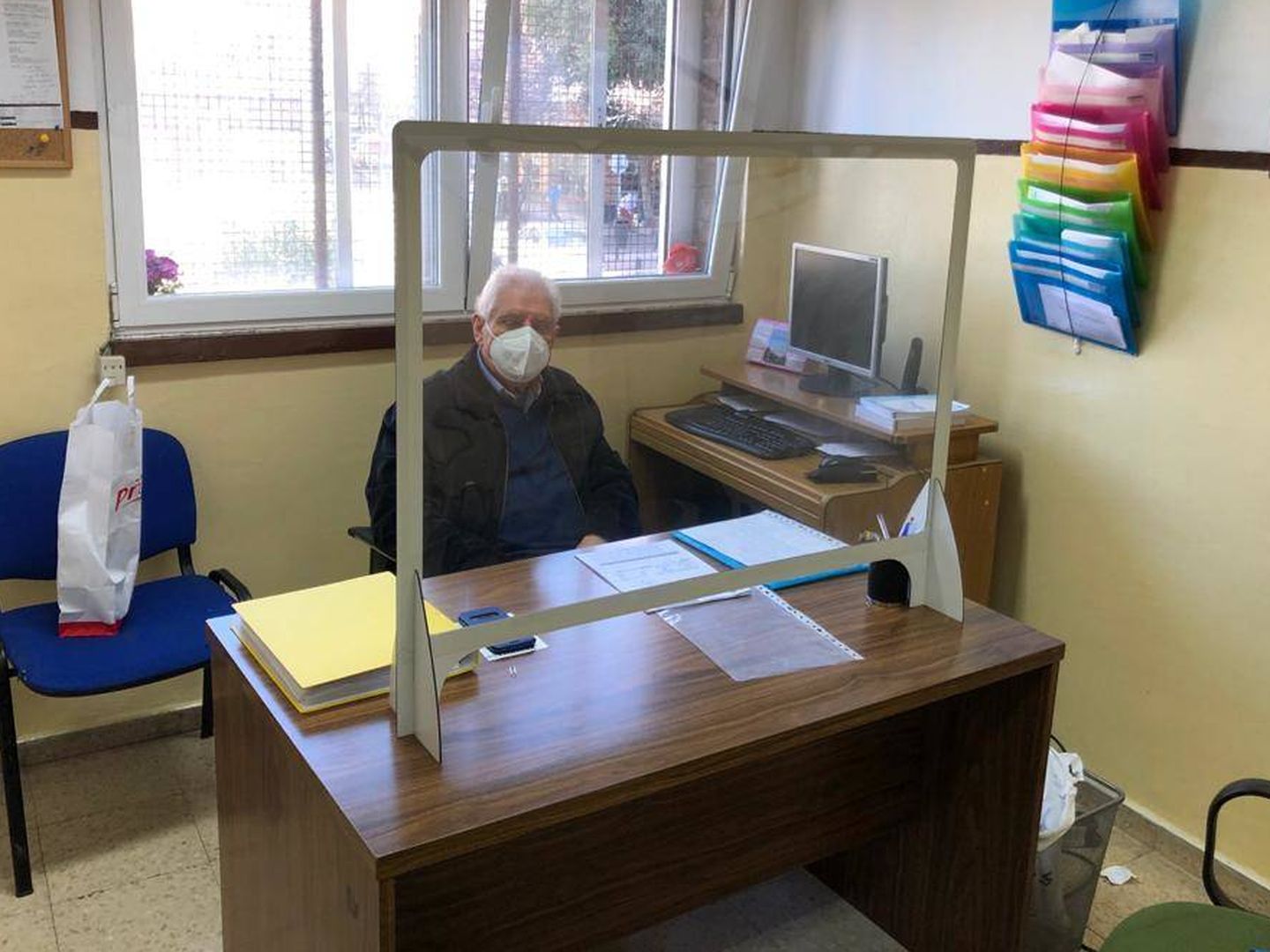 Ángel Vera, en el despacho donde realiza las entrevistas (Á. V.)