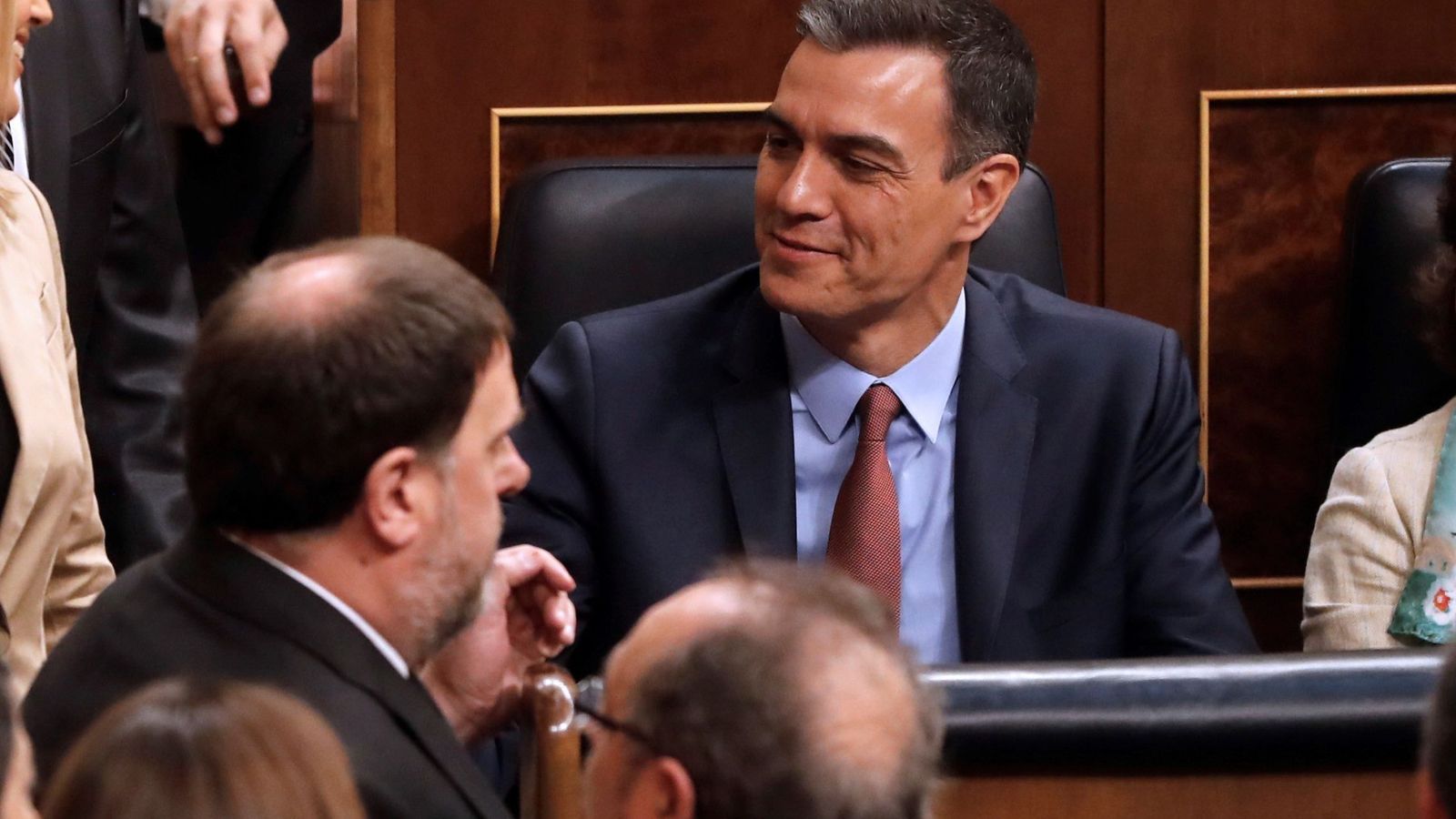 Foto: El diputado electo en prisión preventiva de ERC, Oriol Junqueras, pasa ante el presidente del Gobierno en funciones, Pedro Sánchez. (EFE)