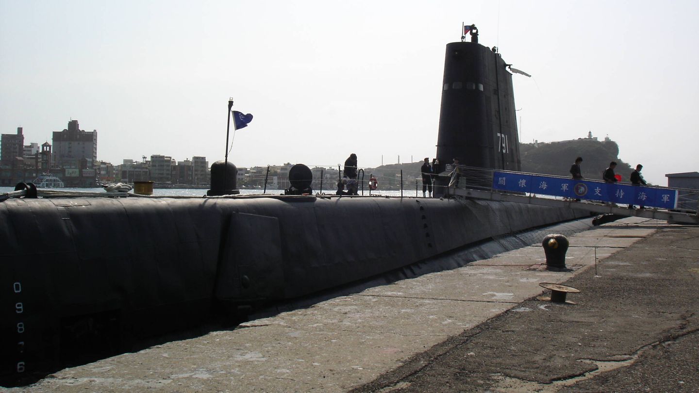 Submarino taiwanés ROCNS Hai Shih SS-791 en el puerto de Kaohsiung. Nótese que es un submarino de la Segunda Guerra Mundial de la clase Tench estadounidense. Fuente: Wikimedia