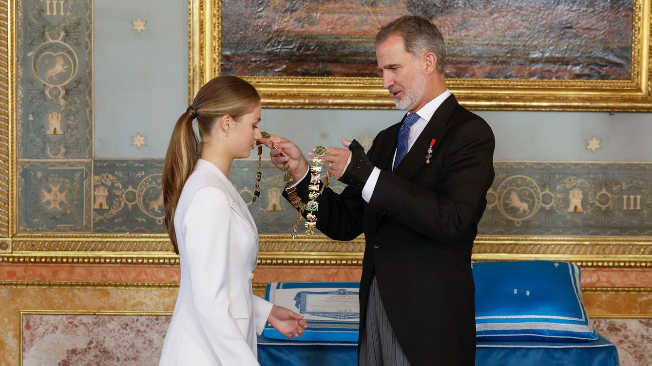 Foto: El rey Felipe impone el Collar de la Orden de Carlos III a su hija, la princesa Leonor. (EFE/Juanjo Martín)