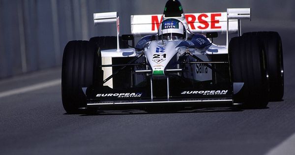 Foto: El Tyrrell-Ford de 1998 rodando en Barcelona. (Imago)