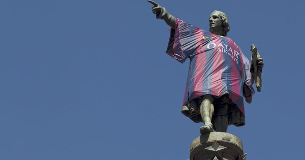 Foto: La estatua de Colón, situada al final de las Ramblas barcelonesas, luce una camiseta del FC Barcelona. (EFE)