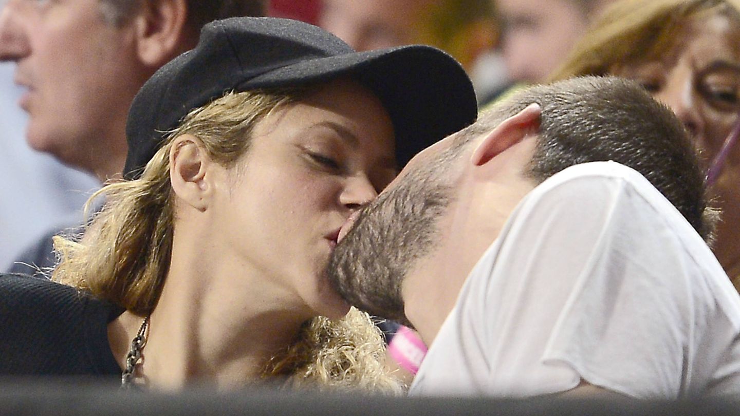 Piqué y Shakira se funden en un beso, en una imagen de archivo. (Gtres)