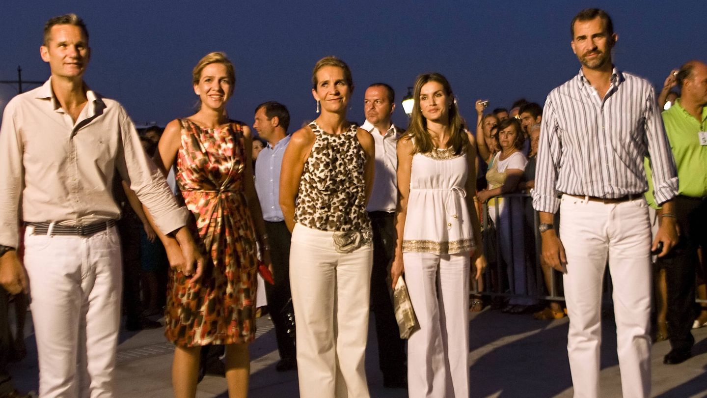 Iñaki Urdangarin, la Infanta Cristina, la Infanta Elena, Doña Letizia y don Felipe en una imagen de archivo. (Getty)