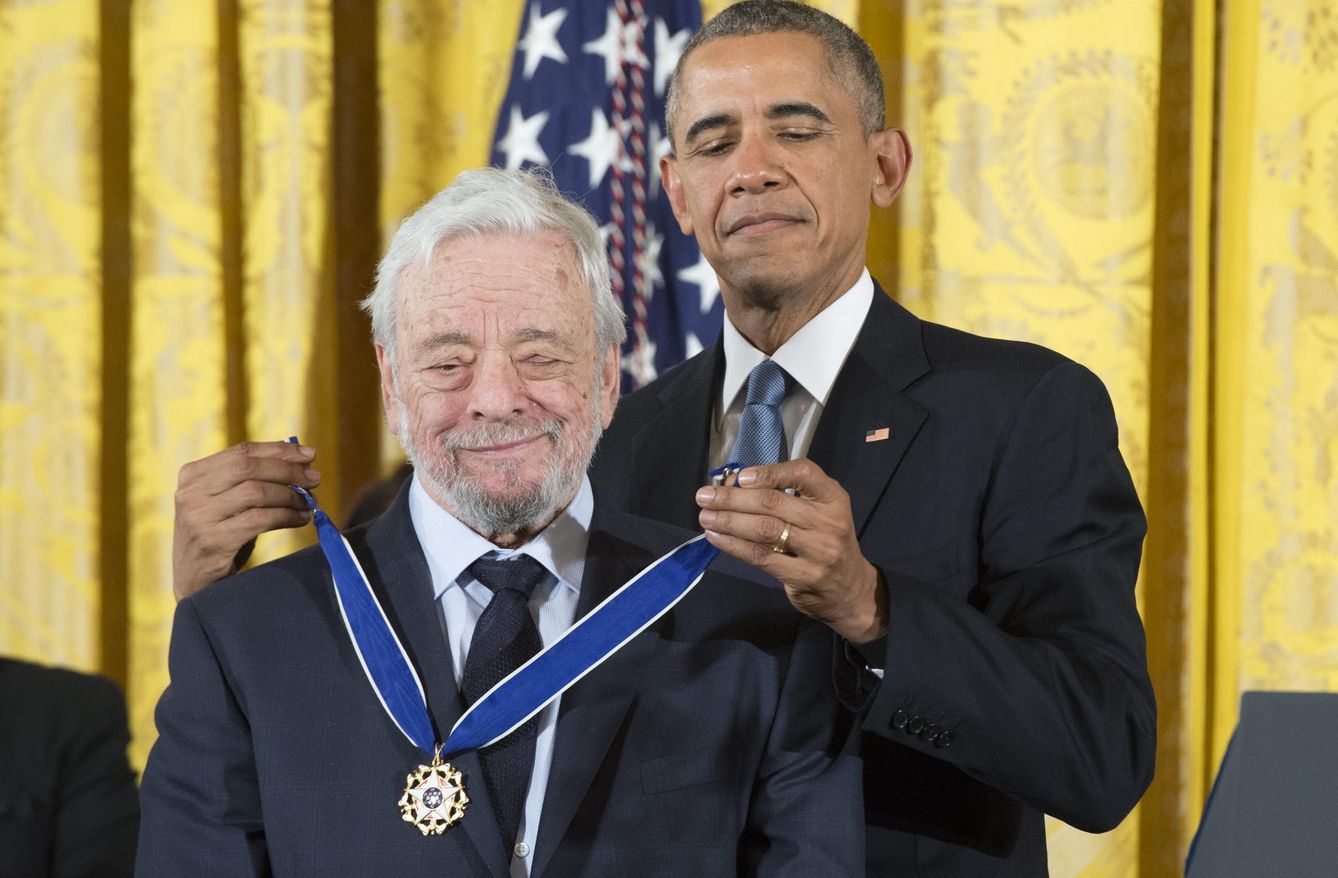 Sondheim recibe la Medalla de la Libertad de manos del presidente Barack Obama. (EFE)