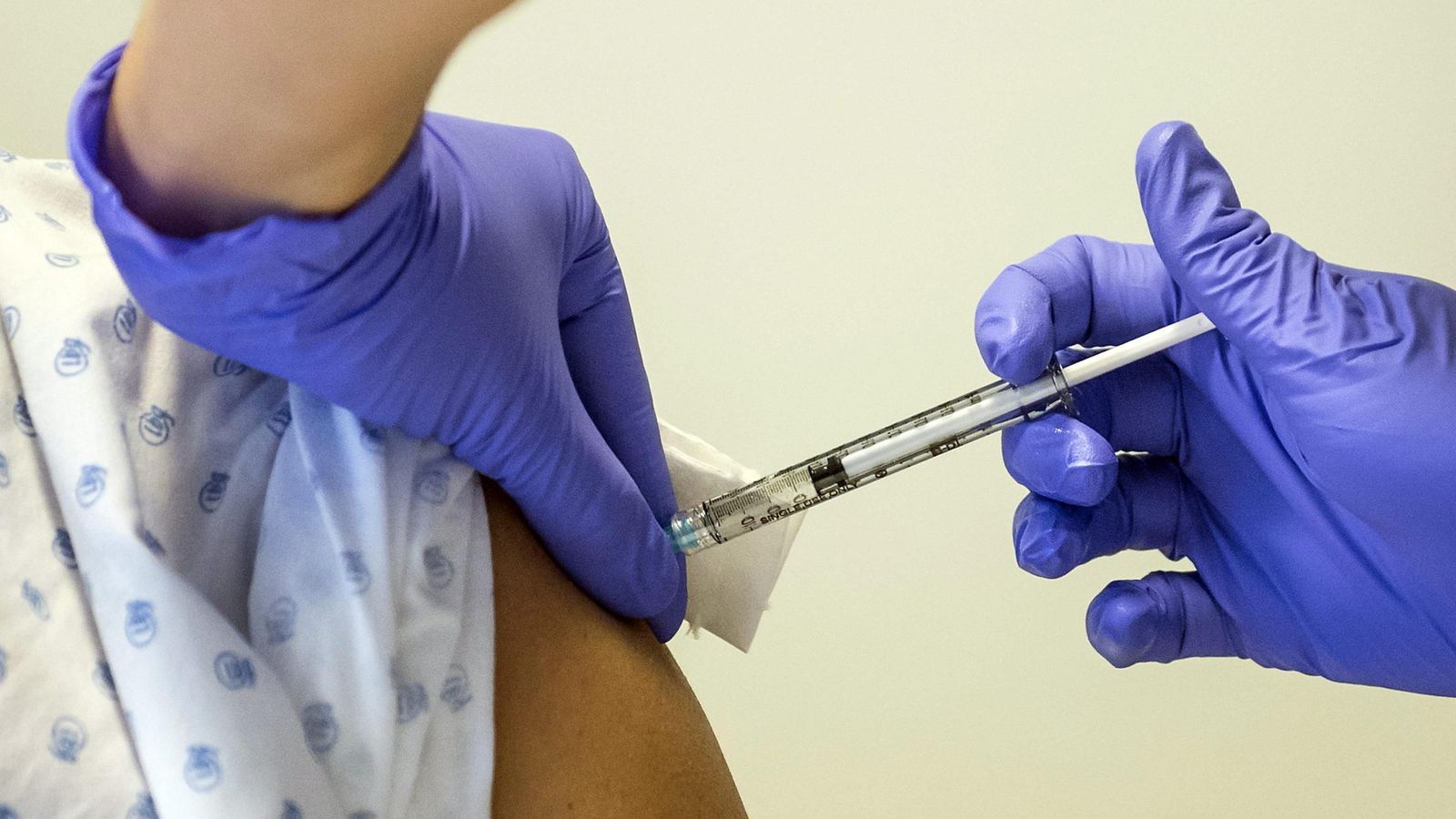 Foto: Una enfermera inyecta vacuna experimental contra el ébola. (Efe)
