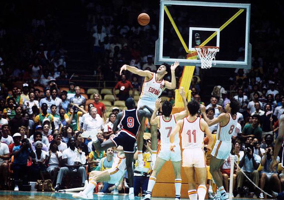 Foto: Fernando Martín intenta taponar a Michael Jordan (#9) en un partido de Los Ángeles'84 (Imago)