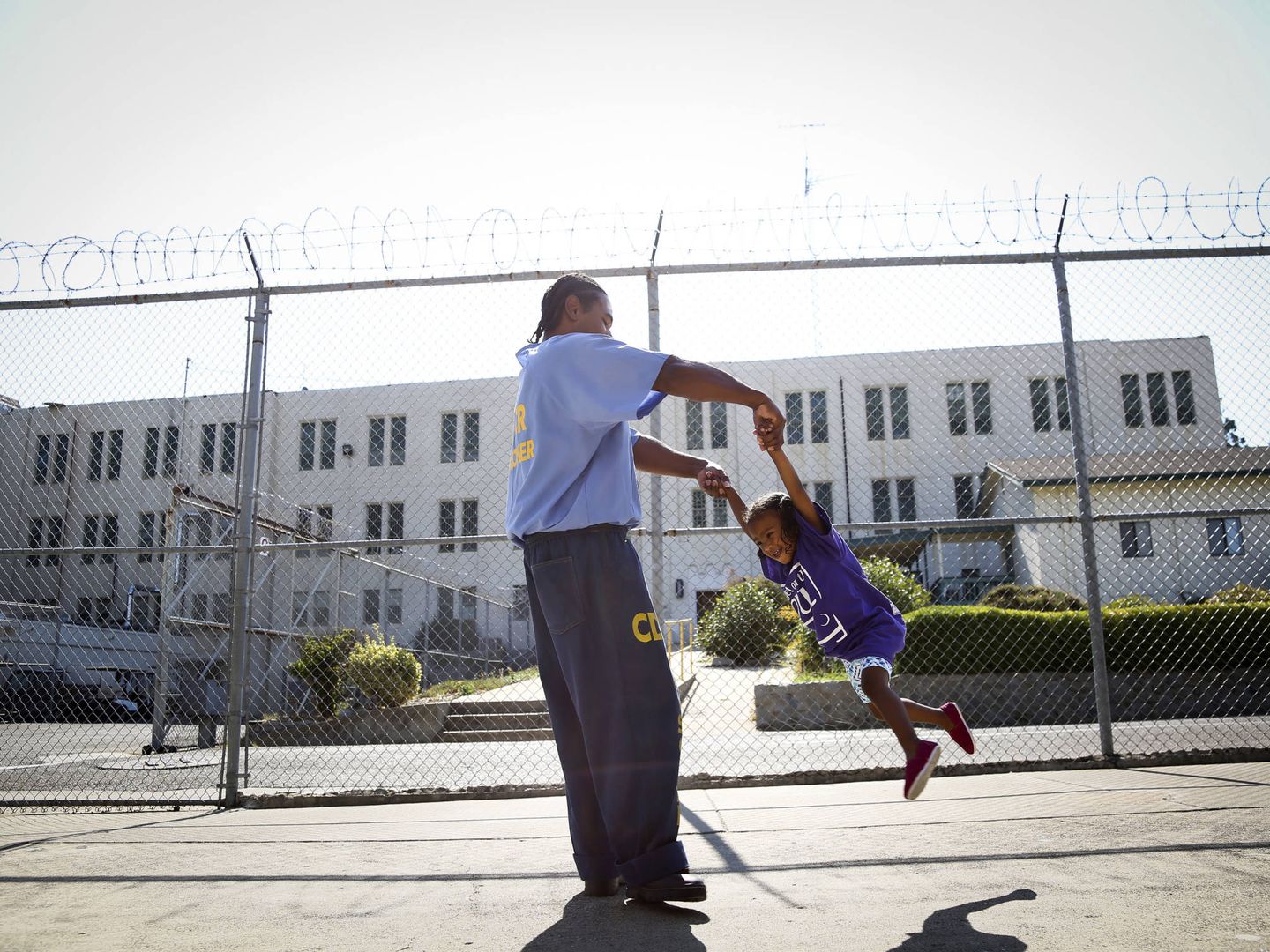 Pharaoh Haywood juega con su hija durante el día de visitas en la prisión estatal de Folsom. (Reuters)