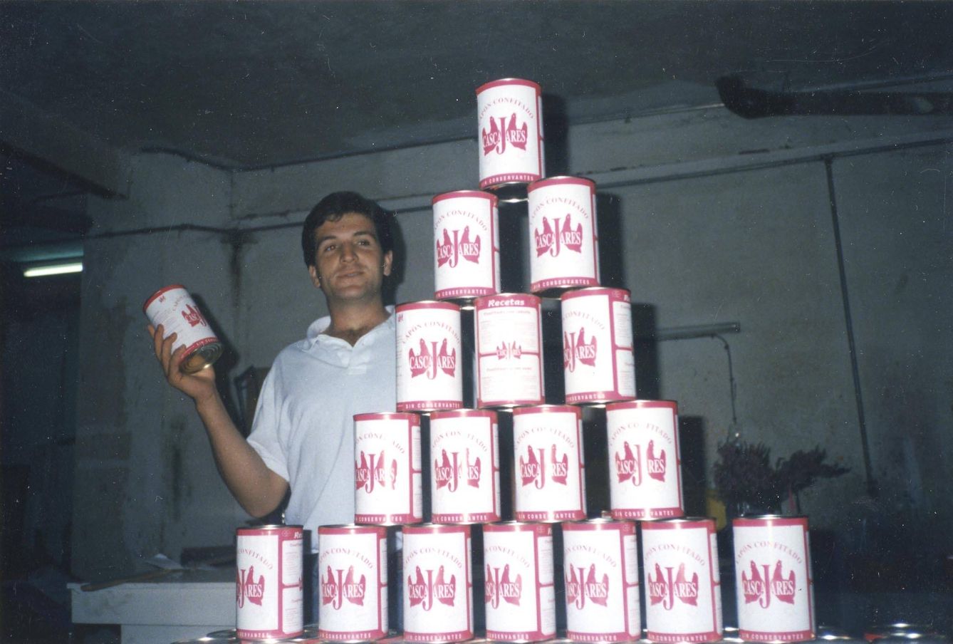 Alfonso hace años con las primeras latas de capón. (Cedida)