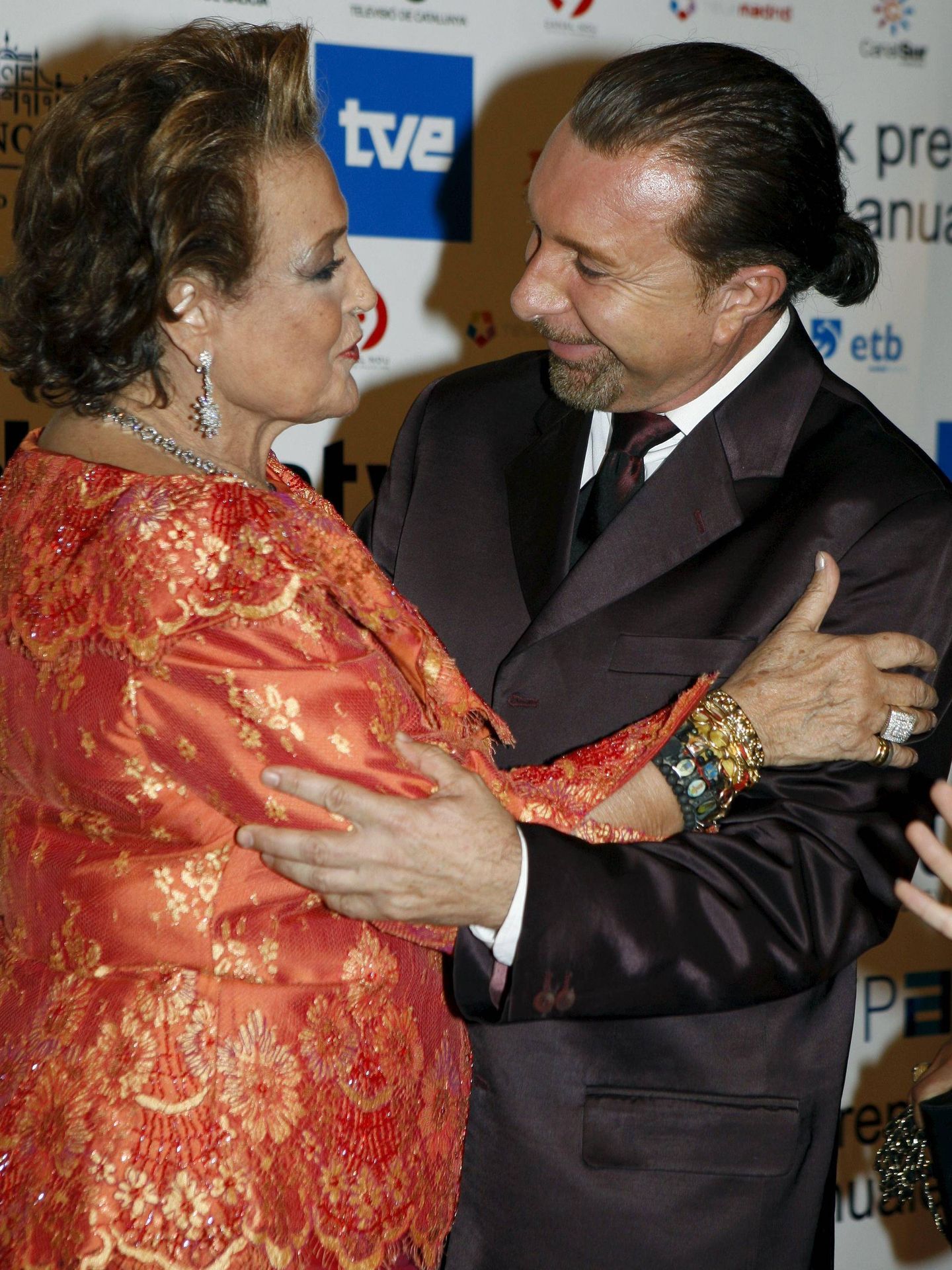 José Manuel Parada, en una imagen retrospectiva con Carmen Sevilla, quien también presentó 'Cine de barrio'. (EFE)