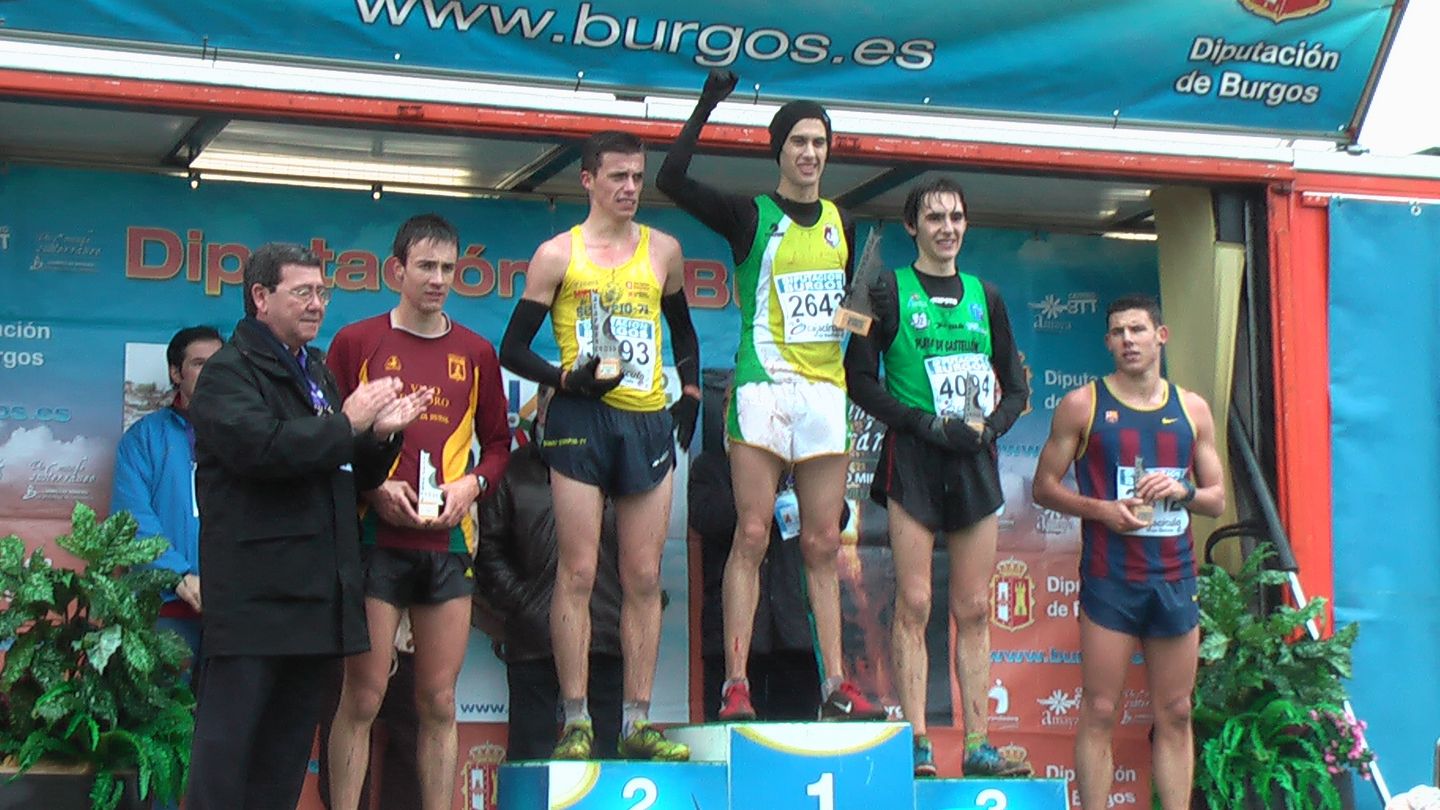 Santi Pardo, junto a otros atletas en el podio de Atapuerca. 