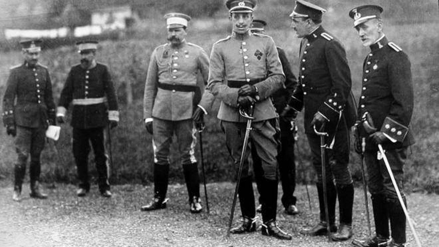 El rey Alfonso XIII y Manuel Fernández Silvestre con uniforme claro. 