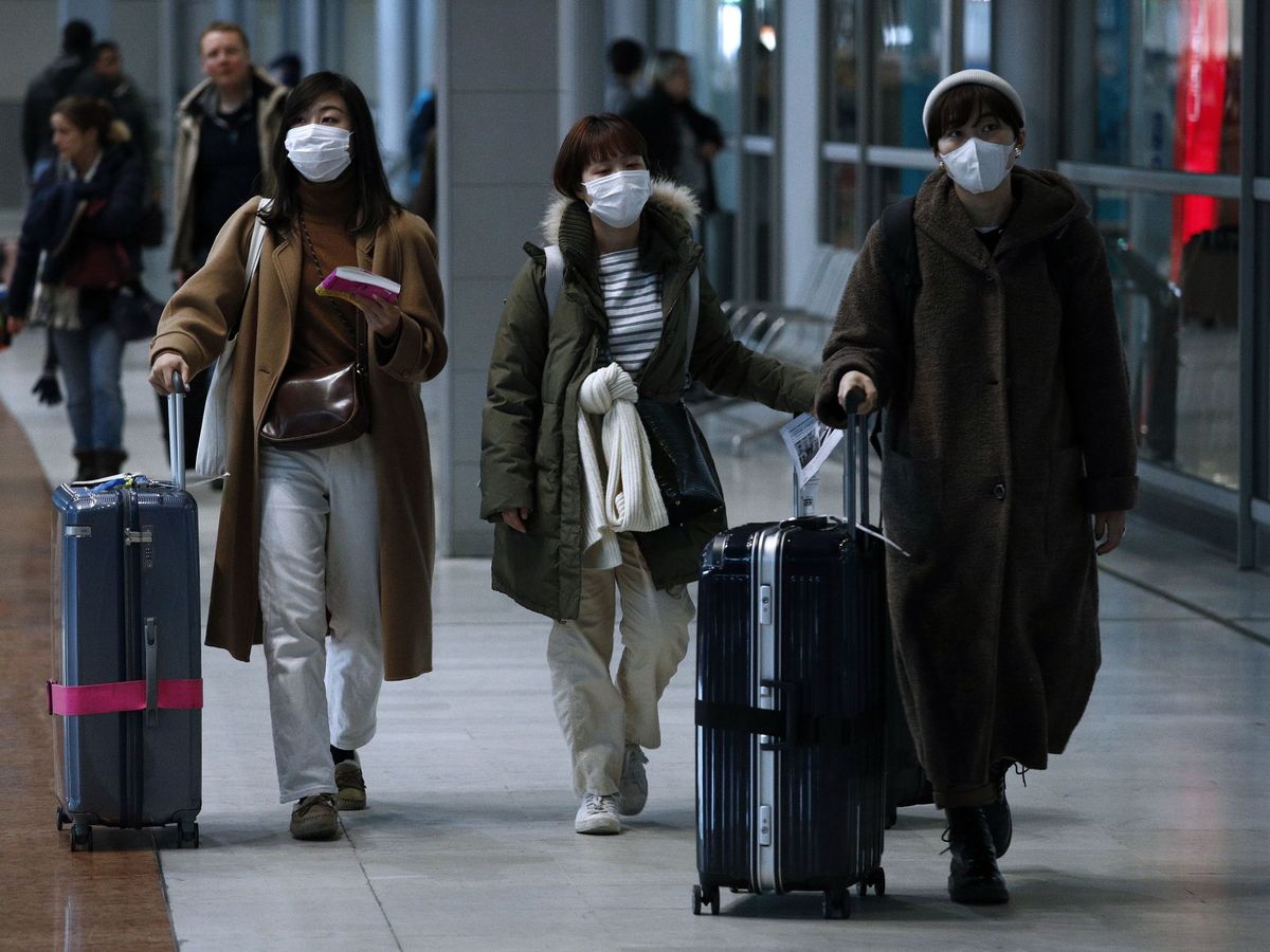 Foto: Pasajeros visten mascarillas en un aeropuerto. (EFE)