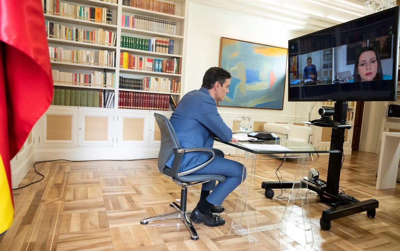 El presidente del Gobierno, Pedro Sánchez, el pasado 16 de abril, durante su videoconferencia con Inés Arrimadas, líder de Cs. (Pool Moncloa)