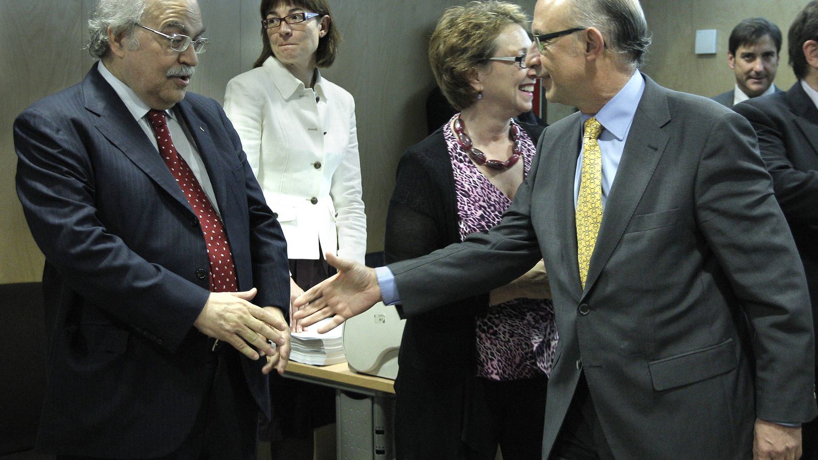 Foto: El ministro de Hacienda, Cristóbal Montoro, saluda al conseller de Economía, Andreu Mas-Colell. (EFE)