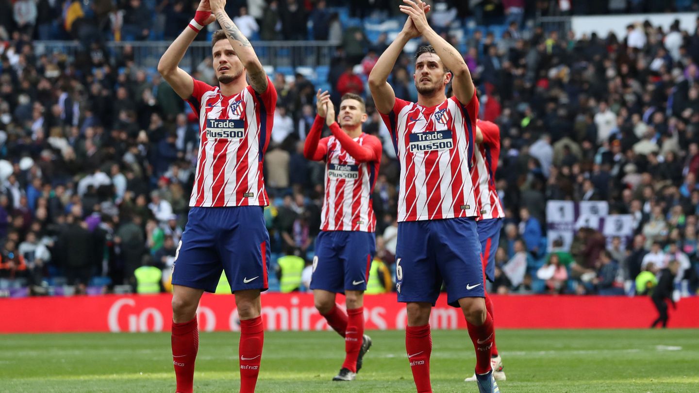 Saúl y Koke, aplauden a su afición en un partido con el Atlético de Madrid. (EFE)