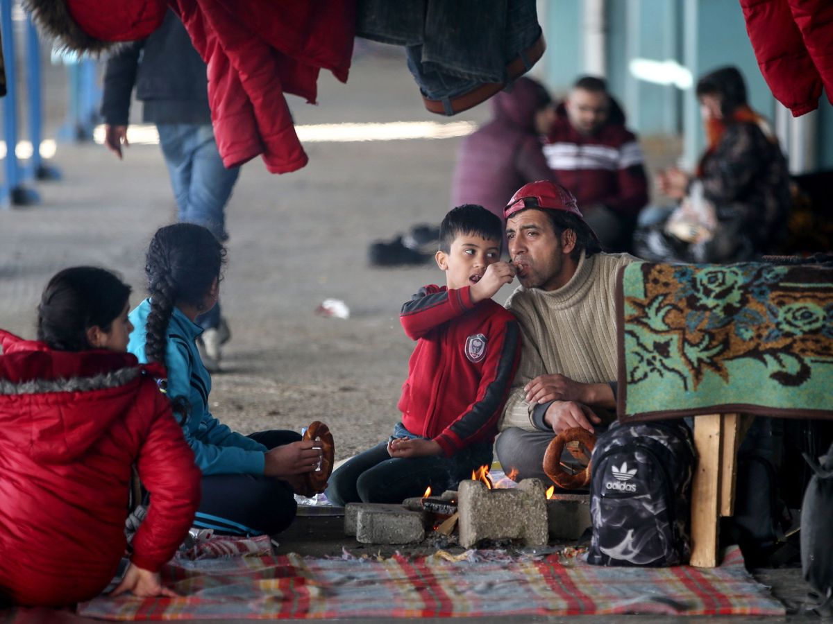 Foto: Migrantes con intención de acceder a Europa en Edirne, cuidad turca próxima a la frontera con Grecia. (Reuters)