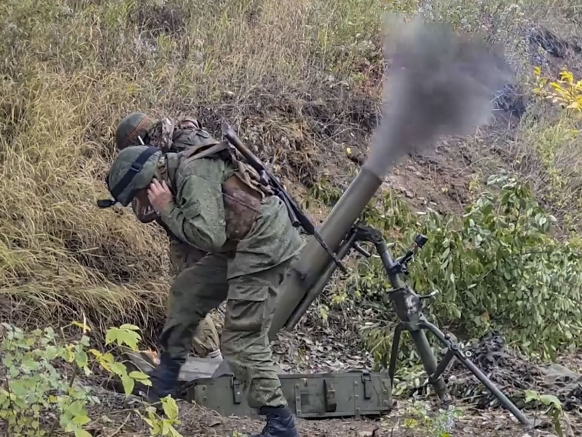 Foto: Foto: Disparo de mortero en Donetsk. (EFE/Ministerio de Defensa de Rusia)