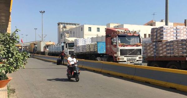 Foto: Retención de camiones en la aduana comercial de Melilla. (EC)