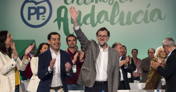 Foto: El presidente del Gobierno, Mariano Rajoy (c), junto el líder del PP andaluz, Juanma Moreno. (EFE)