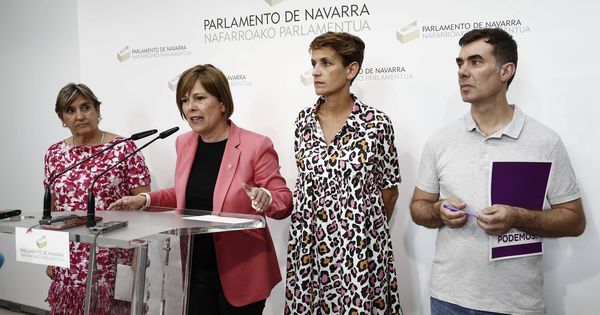 Foto: Uxue Barkos explica el contenido del acuerdo en presencia de María Chivite, Marisa de Simón (izq) y Eduardo Santos este viernes en el Parlamento. (EC)