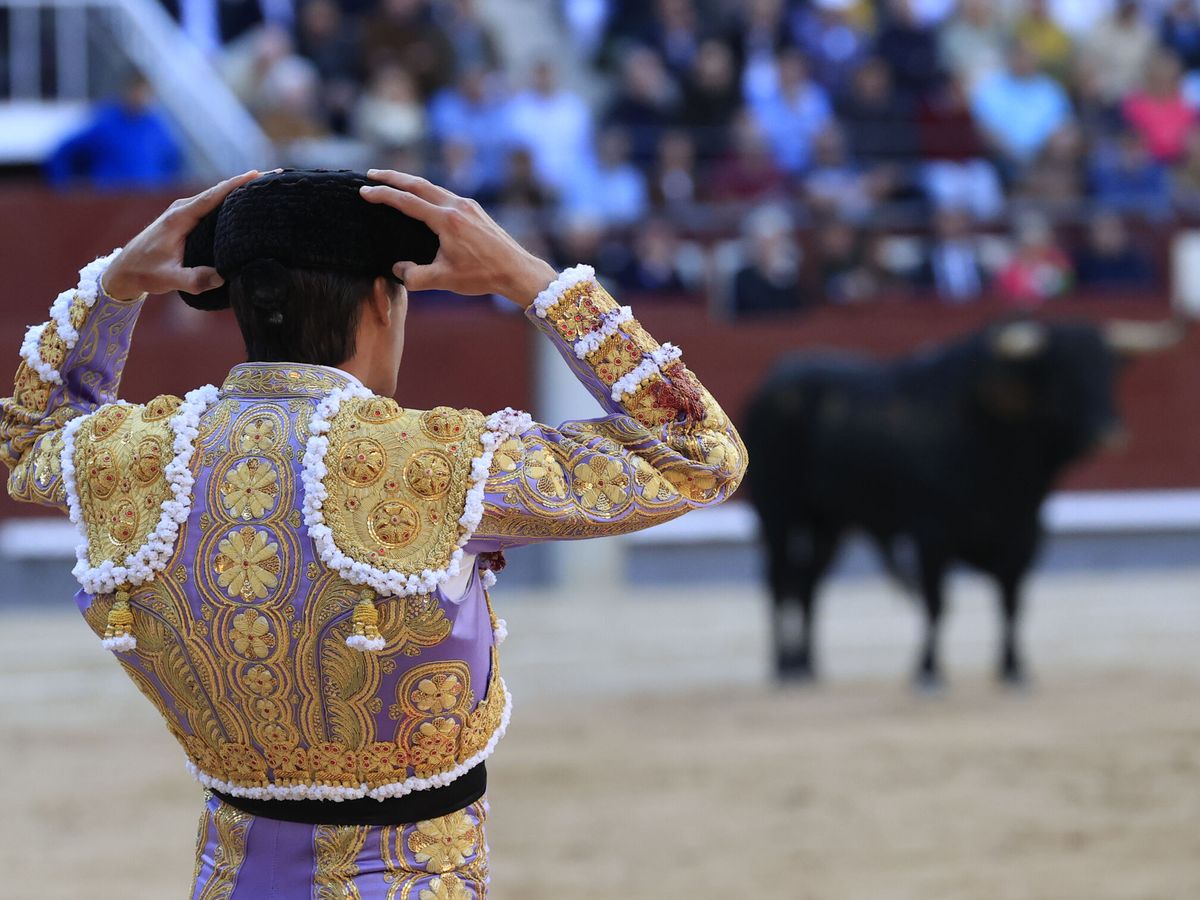 Foto:  El diestro Téllez se ajusta la montera frente a su segundo toro. (EFE/Zipi Aragón)