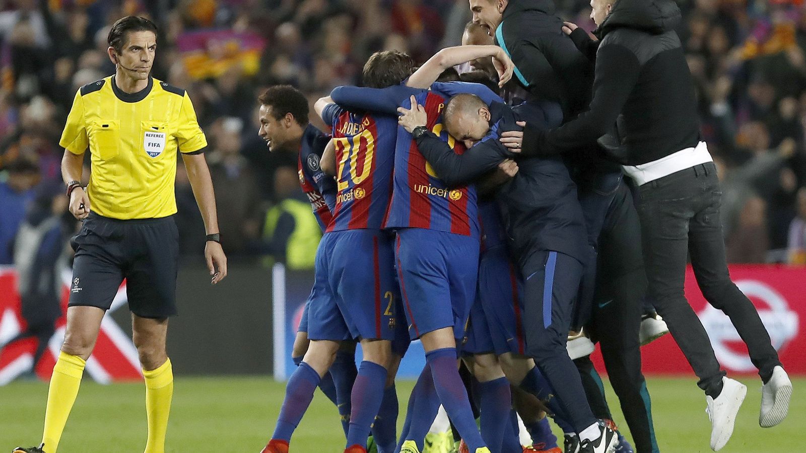 Foto: Los jugadores del Barça celebran el 6-1 junto al árbitro alemán Deniz Aytekin. (EFE)