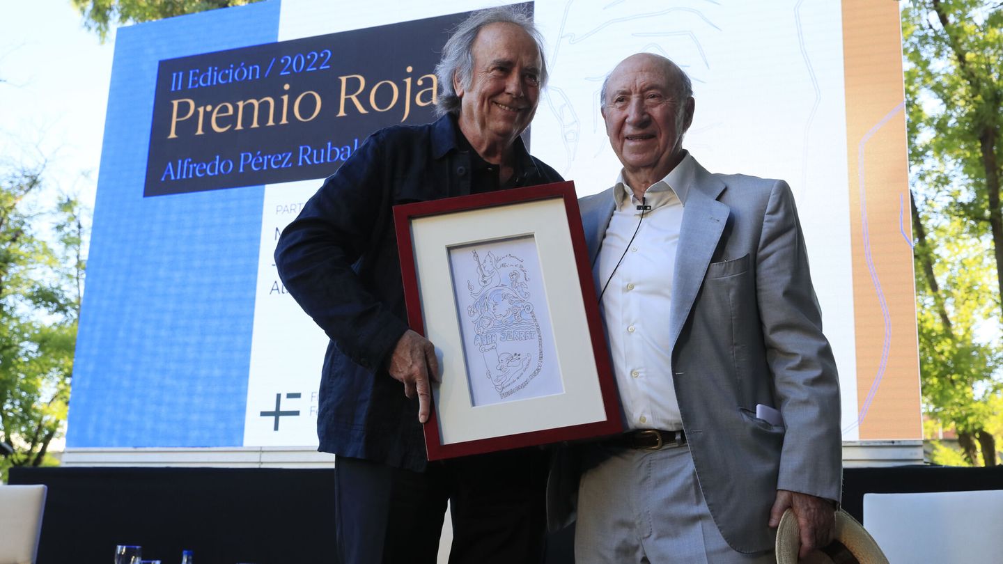 Serrat (i) recibe el Premio Rojana Alfredo Pérez Rubalcaba de manos del arquitecto y dibujante José María Pérez 'Peridis'. (EFE/Fernando Alvarado)