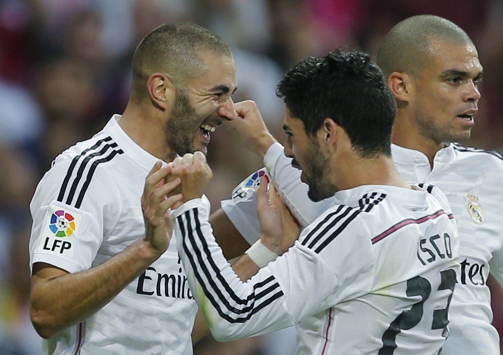 Foto: Isco felicita a Benzema por el gol del francés (AP).