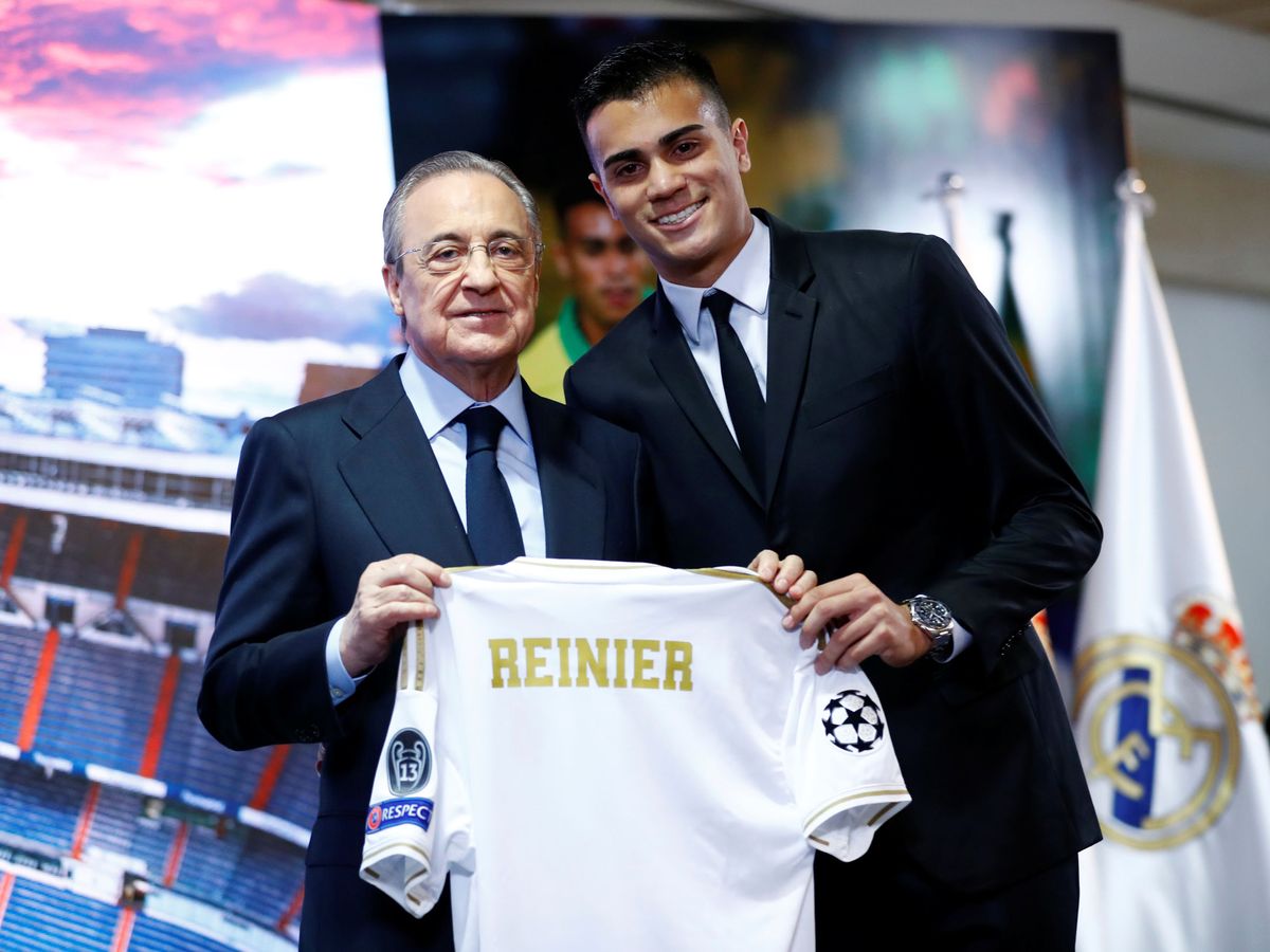 Foto: Florentino Pérez y Reinier Jesús en la presentación del brasileño en el palco del Bernabéu. (Efe)