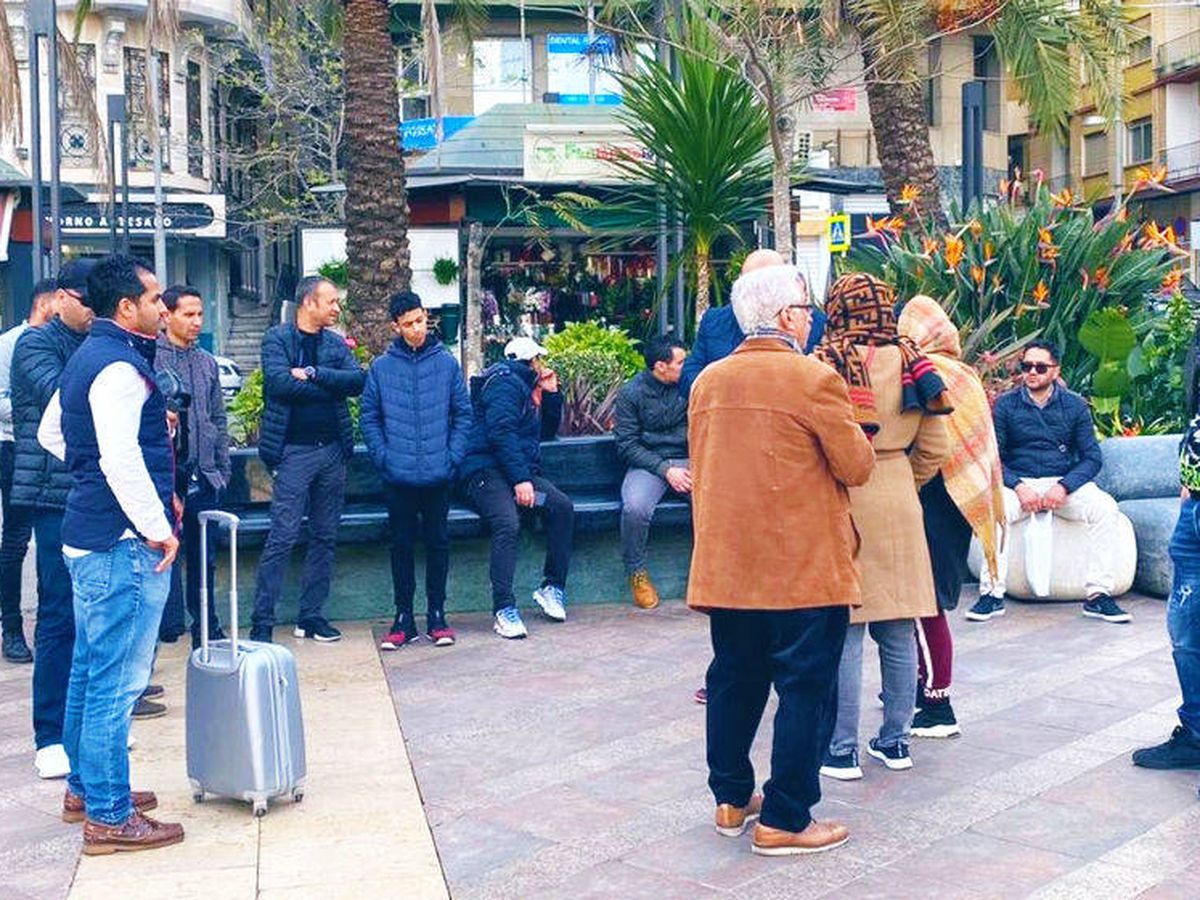 Foto: Un grupo de marroquíes residentes en Europa se concentraron esta mañana en la plaza de los Reyes de Ceuta. Al estar cerrada la frontera con Marruecos no pueden regresar a su país.