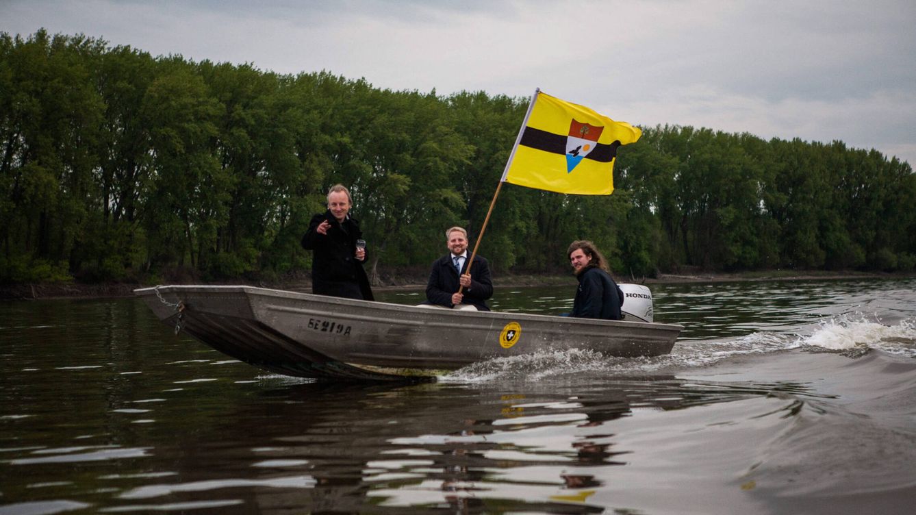 Foto: El presidente de Liberland, Vit Jedlička, de camino a Liberland en 2017. (Alamy/Zuma Wire/David Tesinsky)